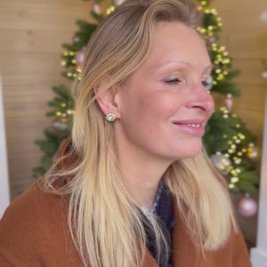 Runde Ohrstecker aus Glas-Kristallen in Lindgrün