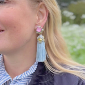 Orientalisch anmutende Quastenohrringe in Hellblau und Rosa