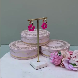 Vergoldete Creolen mit pinker Blüte