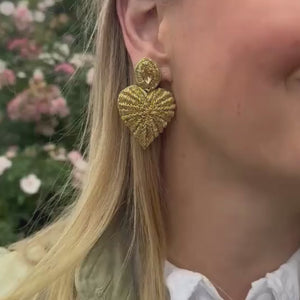 Goldene Soutache-Ohrringe als kleines Herz