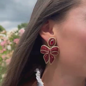 Elegante rote Soutache-Ohrringe als Schleife