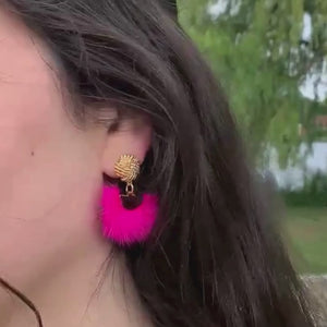 Vergoldete Knoten-Ohrringe mit Puschel-Fächer in Pink