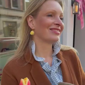 Vergoldete Creolen mit hellgelbem Blüten-Pompom