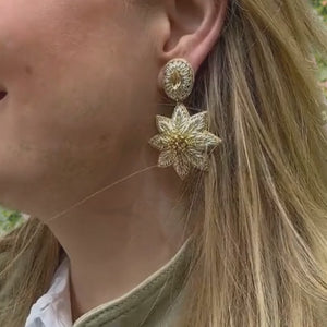 Elegante Soutache-Ohrringe als Edelweiß-Blüte