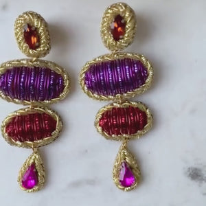 Elegante Soutacheohrringe mit Elementen in Violett und Rot