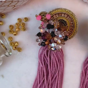 Trendige Soutache-Ohrringe in Gelb und Rosa mit Quaste
