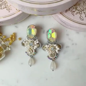 Vorbestellbar - Symmetrische Soutache-Ohrclips in Weiß und Silber