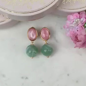 Stilvolle Kugel-Ohrstecker in Rosa und Jadegrün