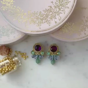 Vorbestellbar - Farbenfrohe Statement-Ohrclips in pastelligem Hellblau und Magenta