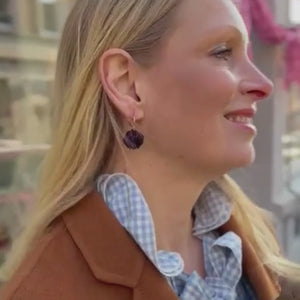 Vergoldete Creolen mit dunkelrotem Blüten-Pompom