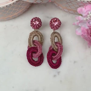 Verschlungene Statement-Ohrringe in Rosa, Pink und Champagner