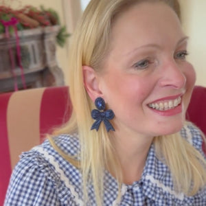 Festliche Soutacheohrringe als dunkelblaue Schleife