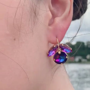 Funkelnde Ohrhänger mit Glas-Kristallen in violett-magenta schimmerndem Dunkelblau