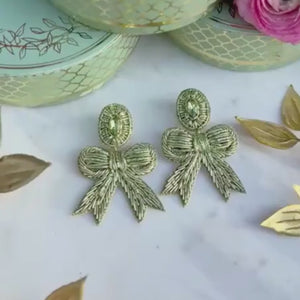 Zarte Soutacheohrringe als hellgrüne Schleife