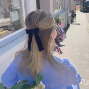 Dunkelblaue Samt-Schleife als Haarspange