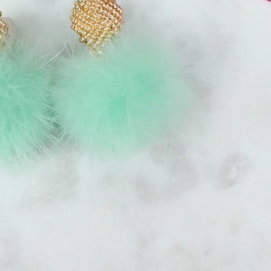 Vergoldete Knoten-Ohrring mit Puschel-Pompom in Mint