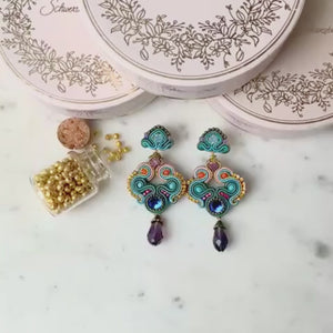 Vorbestellbar - Extravagante Soutache-Ohrringe in Blau, Grün und Violett