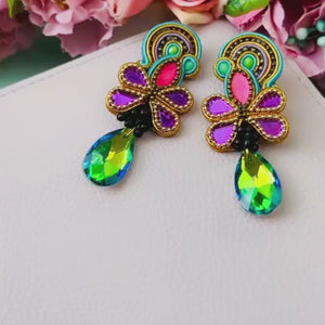 Trendige Soutache-Ohrringe in bunten Farben