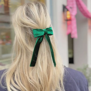 Dunkelgrüne Samt-Schleife als Haarspange