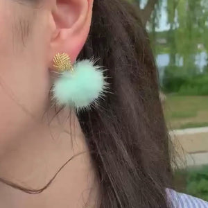 Vergoldete Knoten-Ohrring mit Puschel-Pompom in Mint
