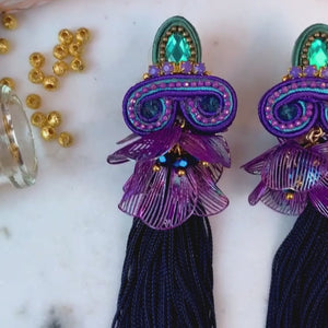 Anmutige Quasten-Soutache-Ohrringe in Violett und Blau