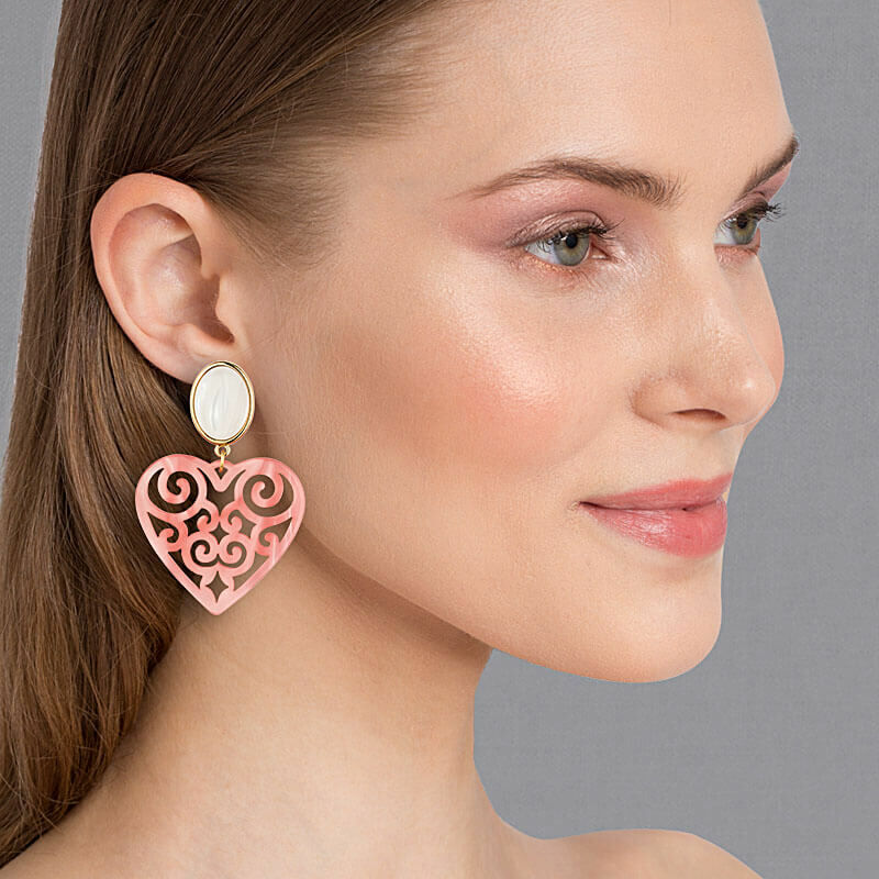 Schöne Herz-Ohrringe mit perlmuttfarbenen Ohrsteckern und Herz-Ornamenten in Rosa von AmuseToi