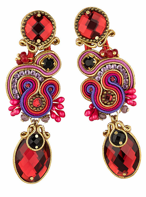 Schimmernde Soutache Ohrclips mit seidigen Bändern in Gold und funkelnden Tropfen in Rot