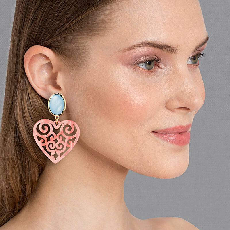 Schöne Herz-Ohrringe mit hellblauen Ohrclips und Herz-Ornamenten in Rosa von AmuseToi