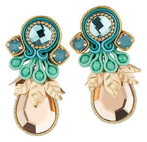 Funkelnde Soutache-Ohrringe mit schimmernden hellblauen Steinen und champagnerfarbenen Tropfen