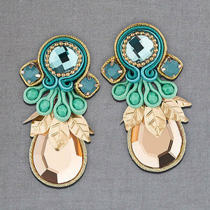 Funkelnde Soutache-Ohrringe mit schimmernden hellblauen Steinen und champagnerfarbenen Tropfen