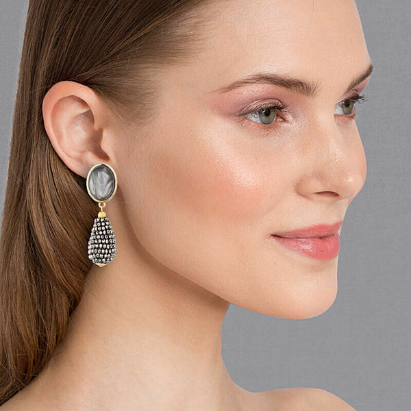 Graue Ohrstecker mit glitzerndem grauen Tropfen von AmuseToi